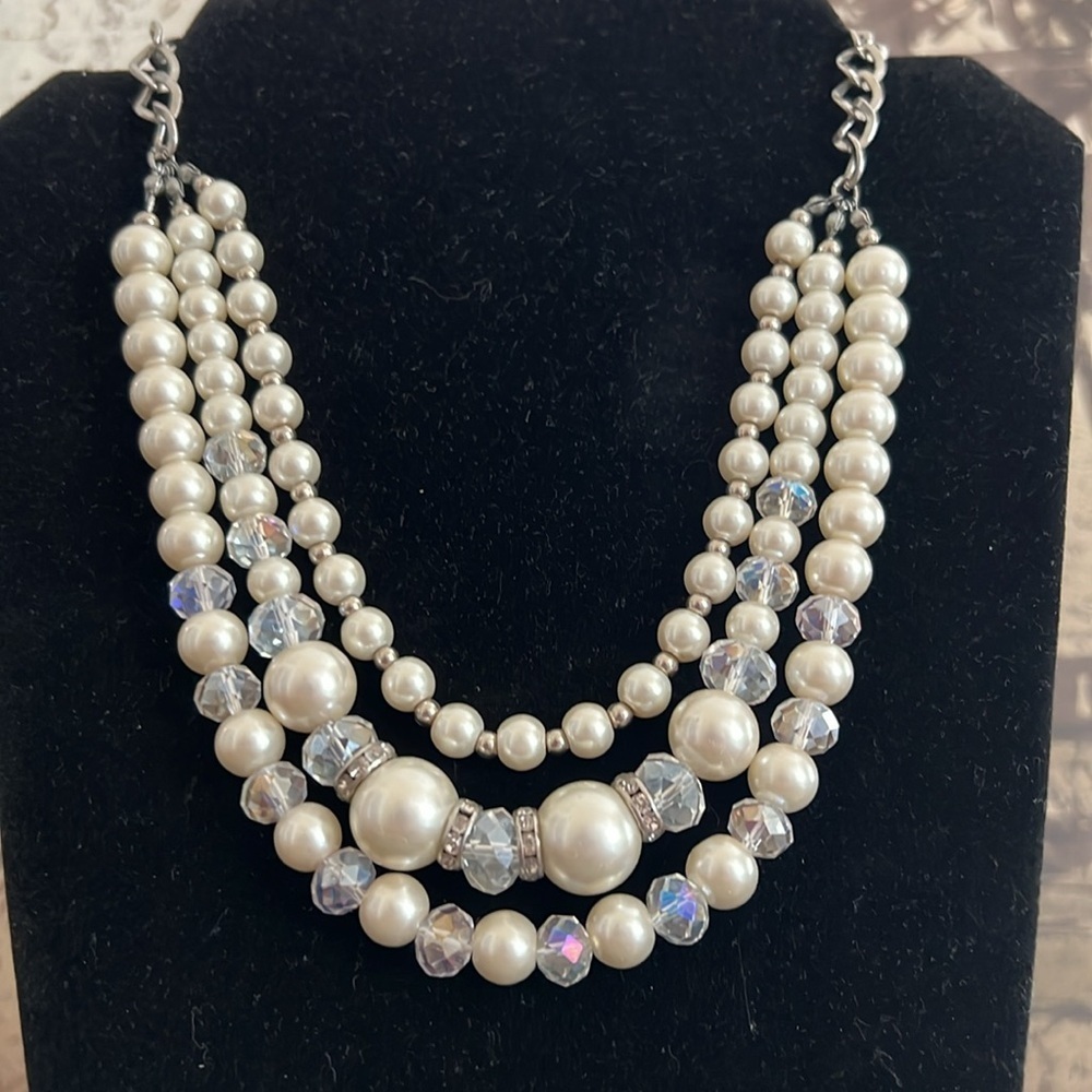 Elegant Pearl Necklace EUC - Picture 7 of 7